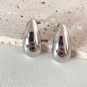 New Elegant Water Drop Earrings silver With gift box 🎁✨✨✨
